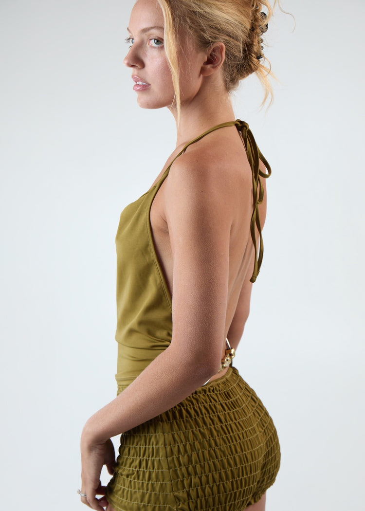 Bit top in moss from the side