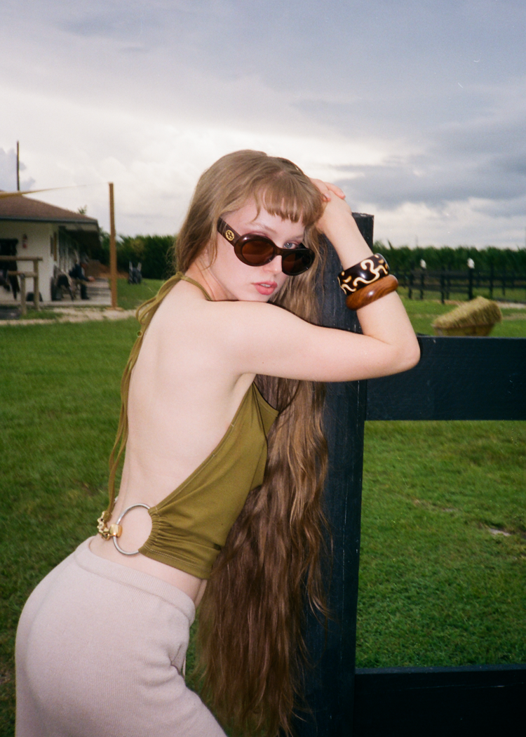 Bit top in moss from the side