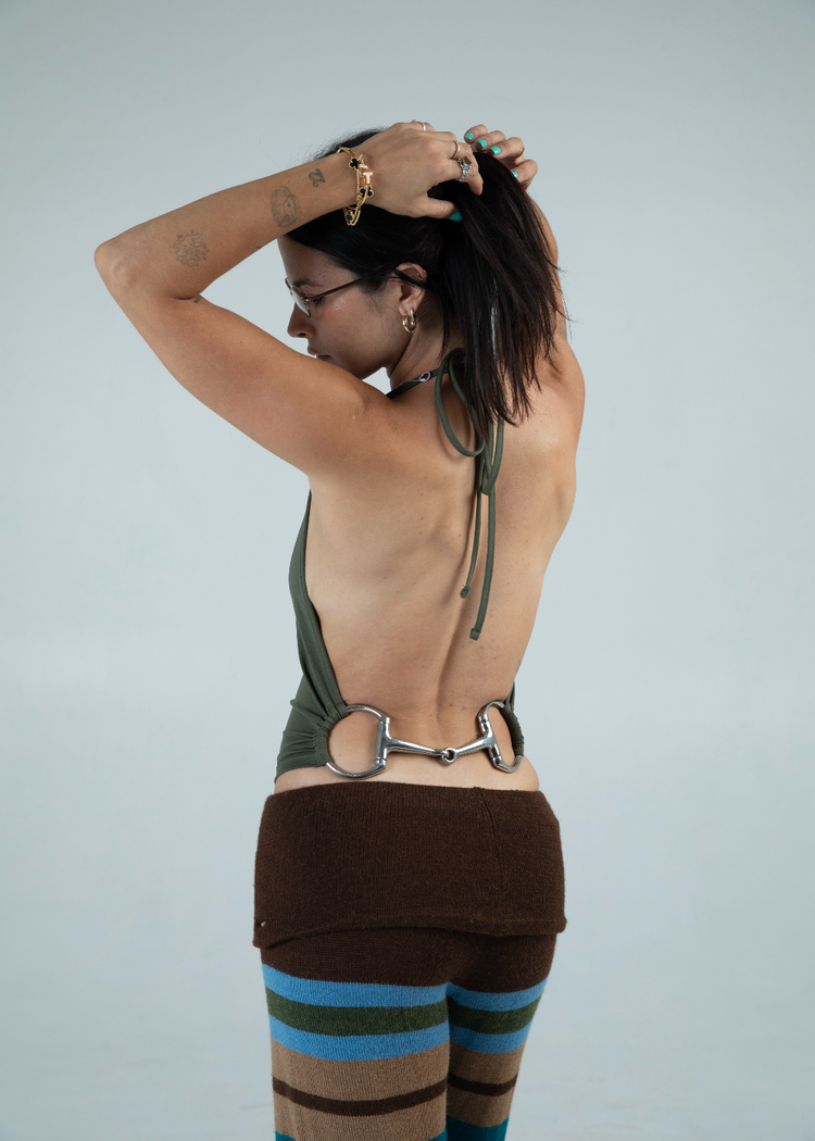 Bit top in ivy from behind